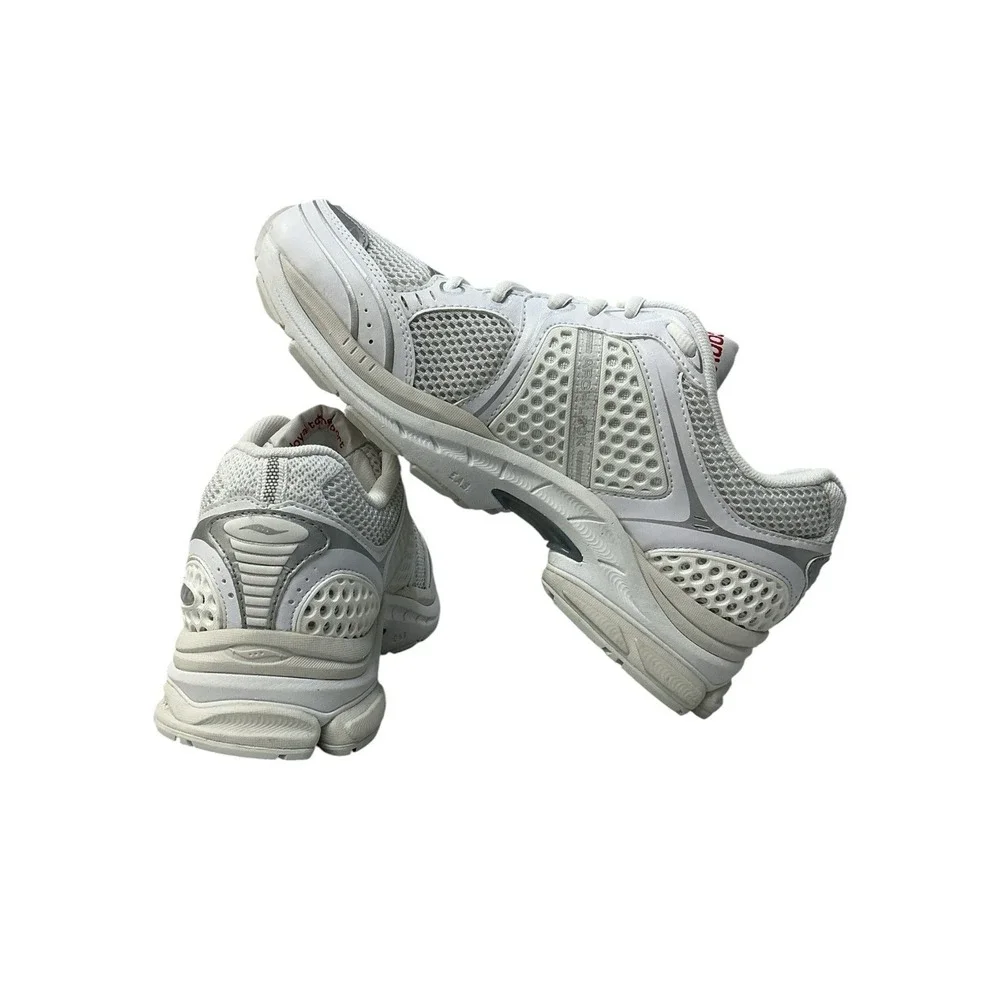 Saucony ProGrid Triumph 4 Heritage in white and silver features Women's Size 6.5
